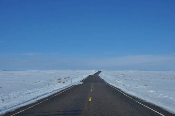 Muita neve forma uma incrível paisagem invernal em estrada no leste de Utah, a caminho do Colorado, nos Estados Unidos